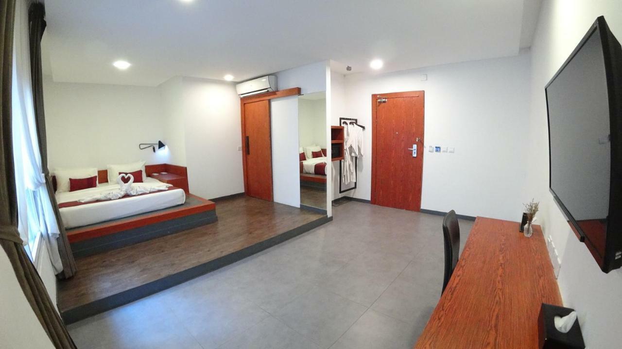 Hotel Records Phnom Penh Bagian luar foto